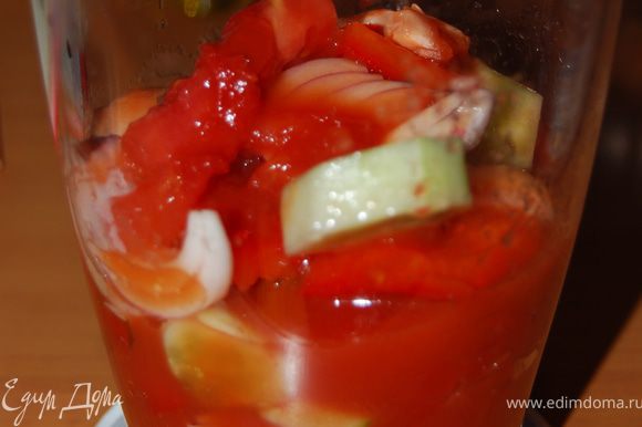Нарезанные овощи небольшими порциями измельчать в блендере, добавляя к каждой порции оливковое масло и томатный сок.