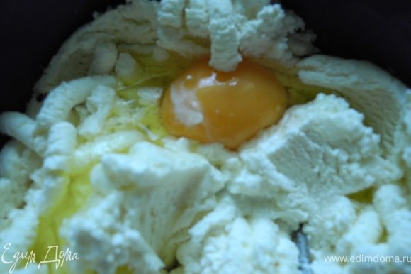 Замесить тесто из творога яйца, соли, сахара, манки.