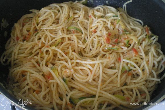Отварить спагетти до полуготовности и добавить к тушёным овощам.