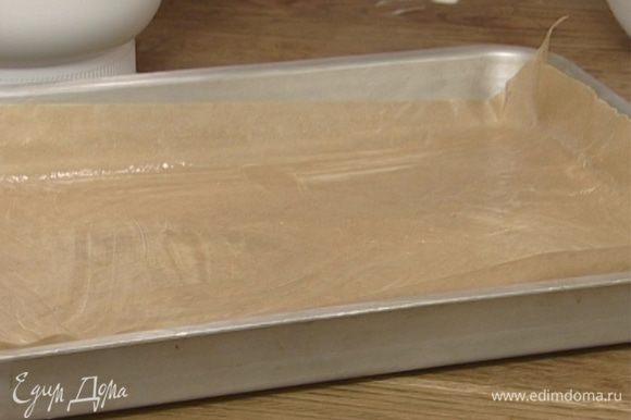 Застелить противень бумагой для выпечки, смазать бумагу сливочным маслом.