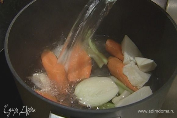 Сварить овощной бульон из моркови, сельдерея и одной луковицы.