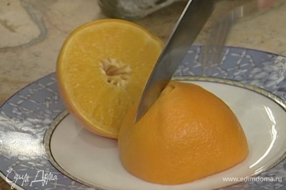 Один апельсин опустить в кипящую воду и варить около 30 минут.