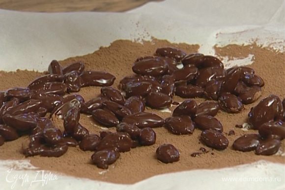 Подсушенный миндаль окунуть в шоколад, затем обвалять в какао.