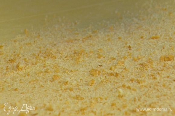 Смазать тесто предварительно размягченным сливочным маслом, присыпать сухарями, оставив с одного края неприсыпанную полоску шириной 10 см.