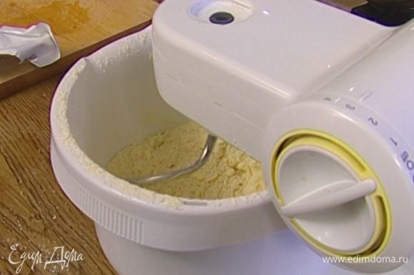 Приготовить тесто: 120 г предварительно охлажденного сливочного масла нарезать кубиками, добавить просеянную муку, соль и вымешать до состояния мелкой крошки.