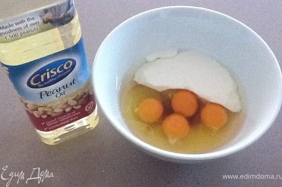 В отдельной посуде смешать яйца, ванилин, масло (в моем случае арахисовое) и buttermilk (обезжиренный йогурт).