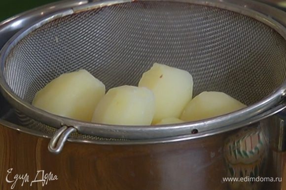 Картофель почистить и отварить в подсоленной воде.