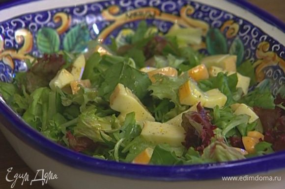 Выложить в глубокое блюдо листья салата, а сверху сыр вместе с заправкой и запеченные артишоки. Присыпать кинзой или базиликом.