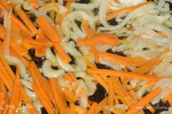 Обжарить лук на оливковом масле, добавить морковь, обжарить 2 мин.