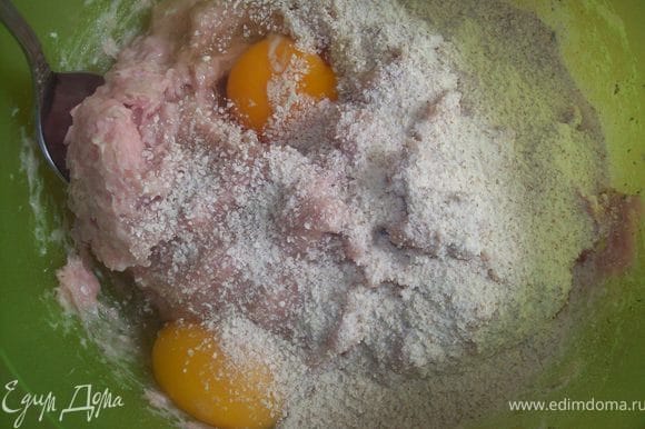 добавить 2 яйца и панировачные сухари (добавляйте если у вас фарш очень мягкий...кремоообразный)...и еще раз перемешайте