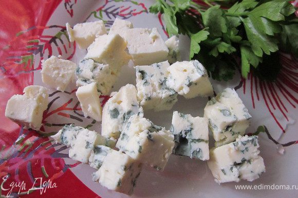 Сыр порезать на кубики и добавить к салату.