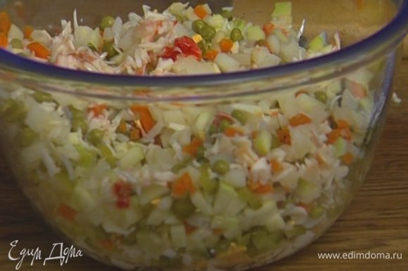 Все ингредиенты для салата мелко нарезать, добавить зеленый горошек, соль и перец. Перемешать.