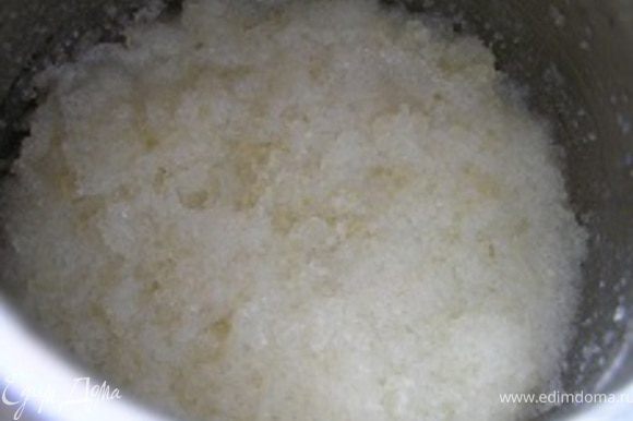 Для клубничного крема желатин замочить в молоке до набухания.