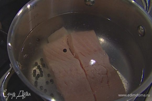 Рыбу отваривать в течение 5 минут, добавив в воду несколько горошин черного перца и 1/2 ч. ложки соли.