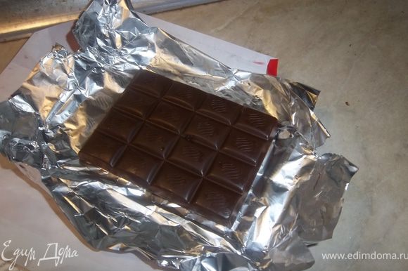 Можно оставить 1/3 всего шоколада и, поломав на небольшие кусочки, вдавить его в тесто перед тем, как ставить форму в духовку. Тогда, если вы подаете пирог теплым, шоколад останется жидким и будет приятно вытекать.