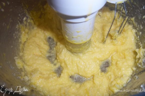 Сахар растереть с размягченным сливочным маслом до консистенции светлого крема, ввести по одному желтки.
