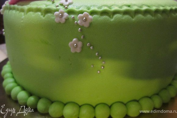 На низ торта добавляем шарики из мастики. Крепим бусинки и маленькие цветочки. Фантазийные цветочки по МК http://www.edimdoma.ru/recipes/26242