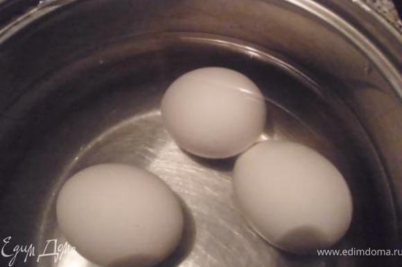 Отварить яйца и рис. Мелко порезать лук, ошпарить его кипятком, промыть холодной водой.