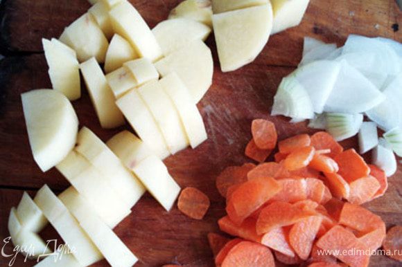 Порезать овощи:морковь-кружочками, картофель - крупными кубиками, лук-полукольцами.