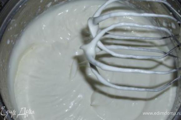 Взбить охлажденные сливки с сахарной пудрой, добавить ванилин, аккуратно соединить с сыром.Отправить в холодильник.