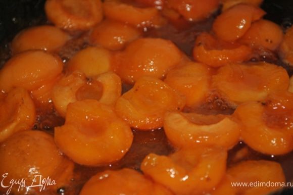 Карамелизуйте абрикосы: в сковороду положите абрикосы, добавьте 3 ст.л. сахара и 2 ст.л. воды. Готовьте помешивая, пока абрикосы не станут блестящими, примерно 5 минут. Или проварите абрикосы в малом количестве воды до мягкости, слейте воду и протрите через крупное сито. Можно также использовать абрикосовое варенье.