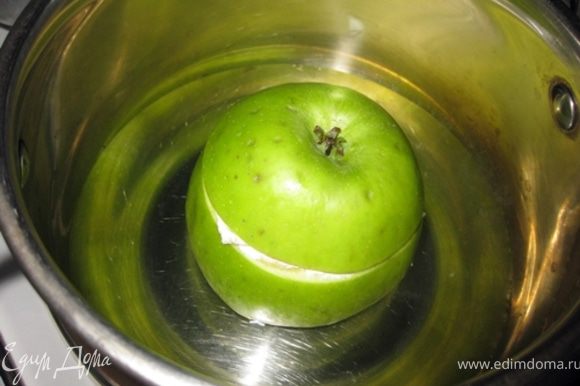 Поставить яблочко на дно небольшой кастрюльки,подлить немного воды (высота примерно на 1,5-2 см от дна),количество не особо важно,главное,чтобы вся вода не испарилась при приготовлении. Также можно приготовить в пароварке.