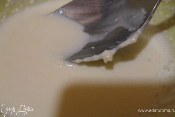 Для крема смешать сухое молоко с сахаром и маслом, растереть.Добавить часть воды, перемешать, затем добавить остальную воду и перемешать до однородности.