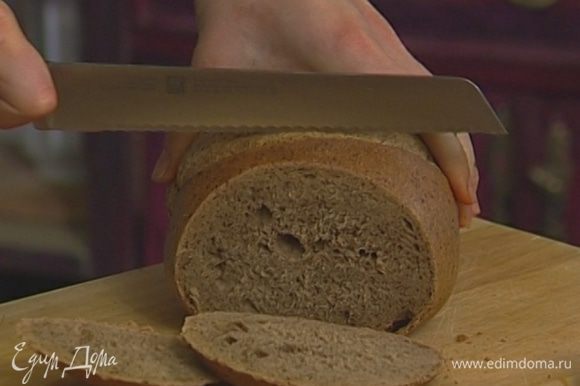 Хлеб нарезать, поджарить в тостере.