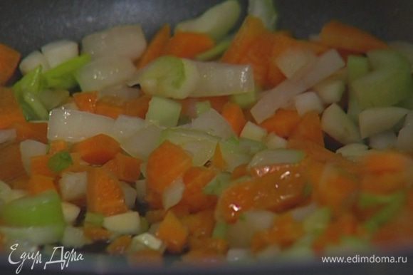 Разогреть в сковороде растительное масло и обжарить нарезанные овощи до прозрачности.