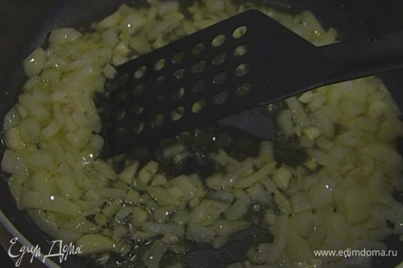 Приготовить начинку: разогреть в глубокой сковороде 1–2 ст. ложки растительного масла и обжарить лук и чеснок.