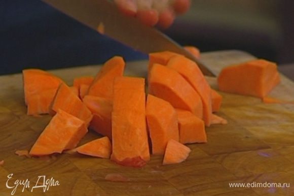 Морковь, картофель и тыкву почистить и нарезать кубиками.