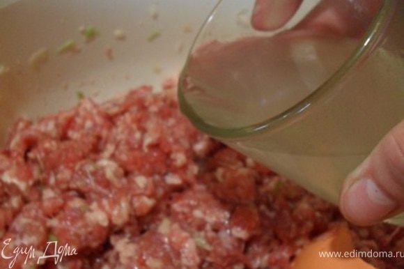 Мясо и лук измельчить в мясорубке, добавить соль и перец. Вымешать фарш, постепенно вливая бульон. Фарш должен быть слегка вязким и не сухим.