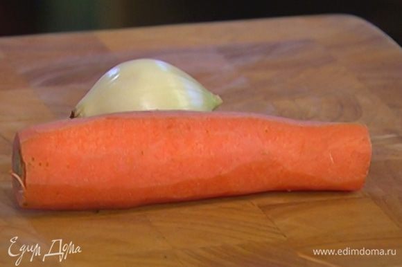 Морковь почистить и порезать.