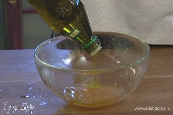 Из второй половины грейпфрута выжать сок, добавить оливковое масло, соль и перец.