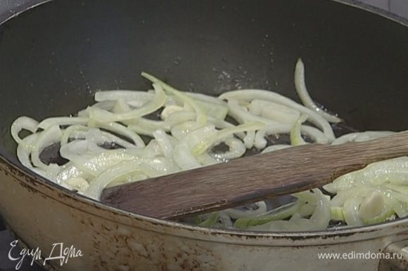 Разогреть в сковороде немного растительного масла и обжарить лук и чеснок до золотистого цвета.