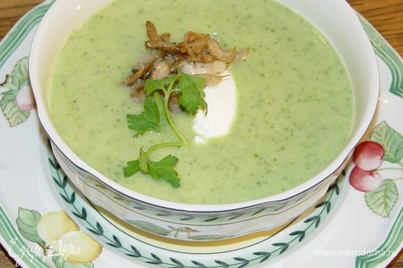 Разлить суп по тарелкам, в центр каждой положить 1 ст. ложку сметаны и 2–3 ст. ложки грибов. Присыпать зеленью петрушки.