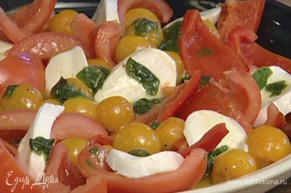 Выложить на блюдо перец, помидоры, моцареллу, помидоры черри, полить заправкой и посыпать оставшимся базиликом.