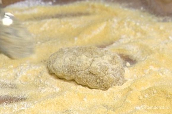 Столовой ложкой сформировать печенья и обвалять их в кукурузной муке, смешанной с оставшейся сахарной пудрой.