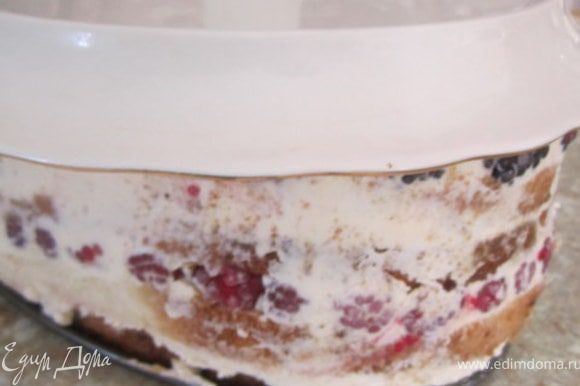 Взять блюдо для торта, поставить на верх и перевернуть тортик.