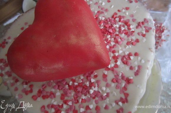 Покрыть торт ганашом. Украсить сердечками и большим сердцем по МК http://www.edimdoma.ru/recipes/26315.