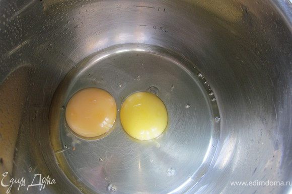 Тем временем в остывший карамельно-сливочный сироп добавить два взбитых яйца.