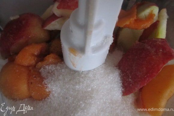 Персики, абрикосы вымыть удалить косточку, порезать на кусочки. Переложить в блендер добавить сахар, измельчить.