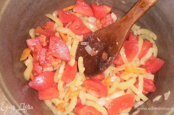В котелке обжариваем чеснок, лук и морковь на растительном масле. Добавляем перец и помидоры, тушим на небольшом огне 5 минут.