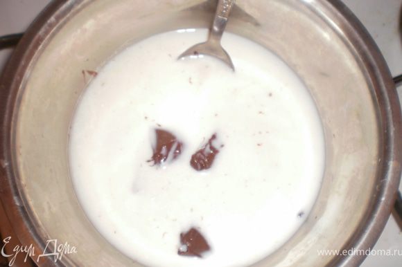 В одном стакане молока, на небольшом огне, растопить плитку черного шоколада.