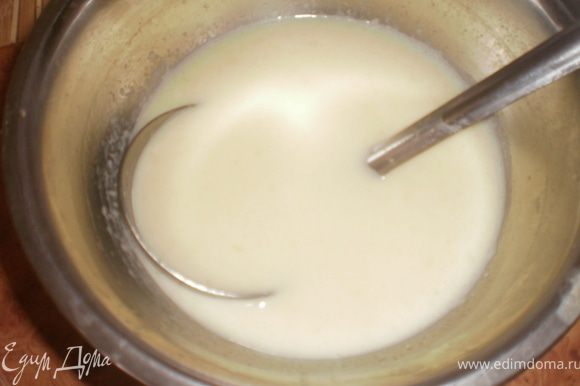 Дыню пюрировать, добавить в молочно-яичную смесь, добавить йогурт и желатин.