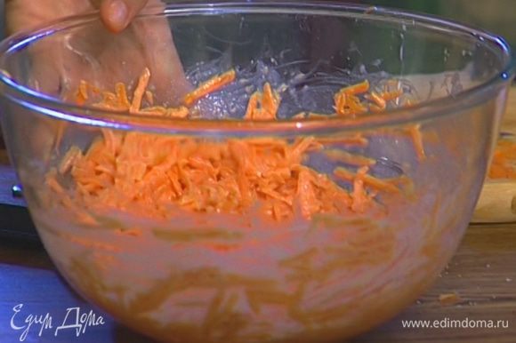 Морковь почистить, натереть на крупной терке, добавить к приготовленной смеси и перемешать.