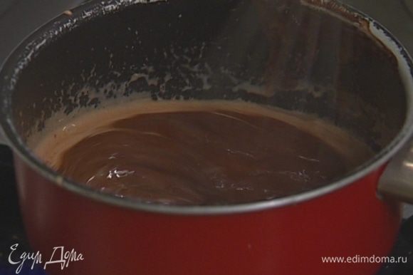 Приготовить глазурь: шоколад растопить вместе со сливками, затем слегка остудить.