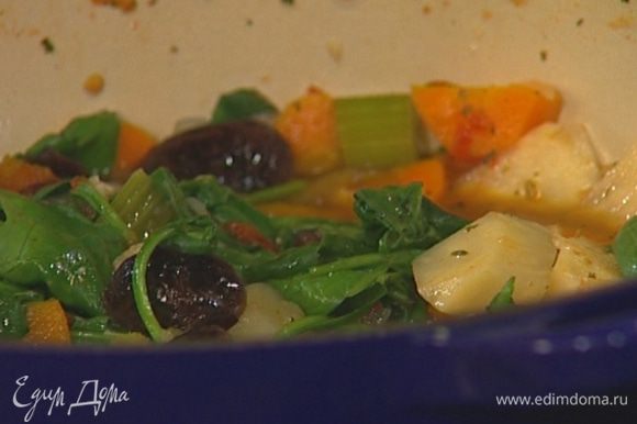 Отправить в кастрюлю к овощам готовую фасоль, влить оставшийся подогретый бульон и готовить суп еще 15 минут.
