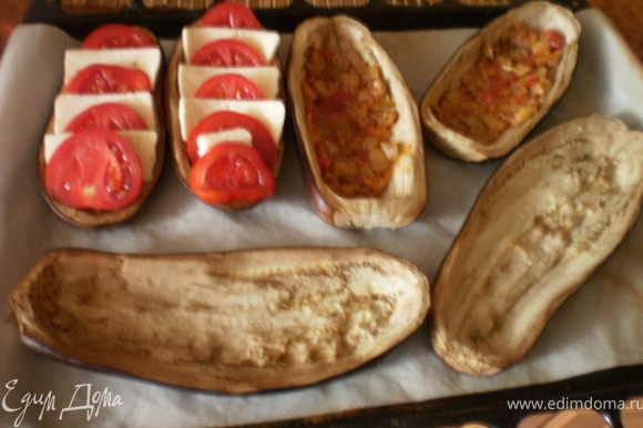 На пропеченные баклажаны выкладываем тонким слоем рагу, сверху поочередно помидоры и брынзу.