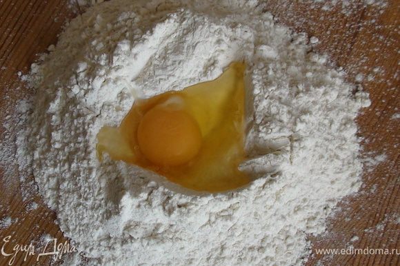 Соединить муку и яйца и хорошенько вымесить тесто для пасты. Накрыть тесто и дать ему постоять 30-40 мин.
